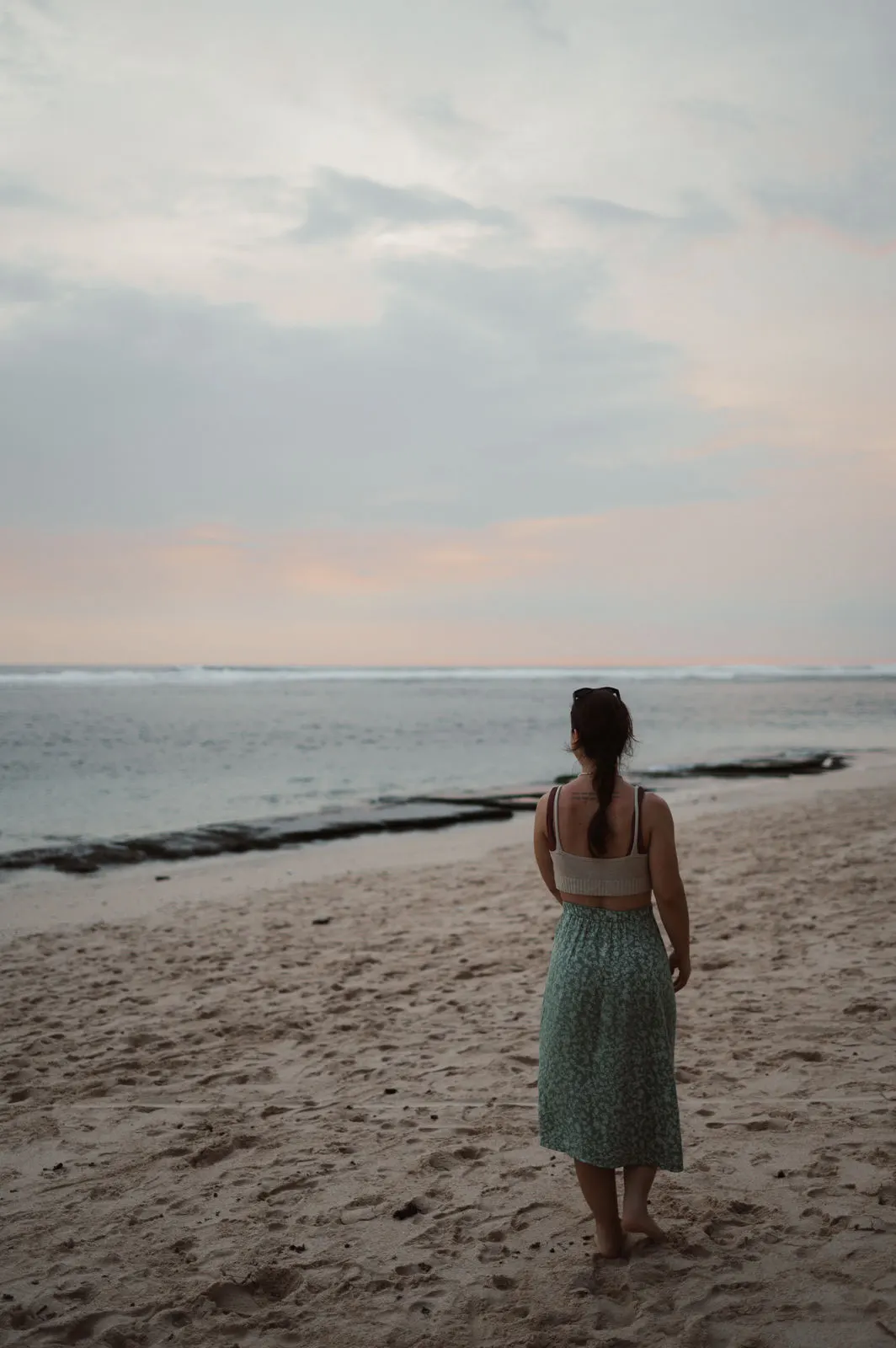 Am Strand von Uluwatu in der Abenddämmerung