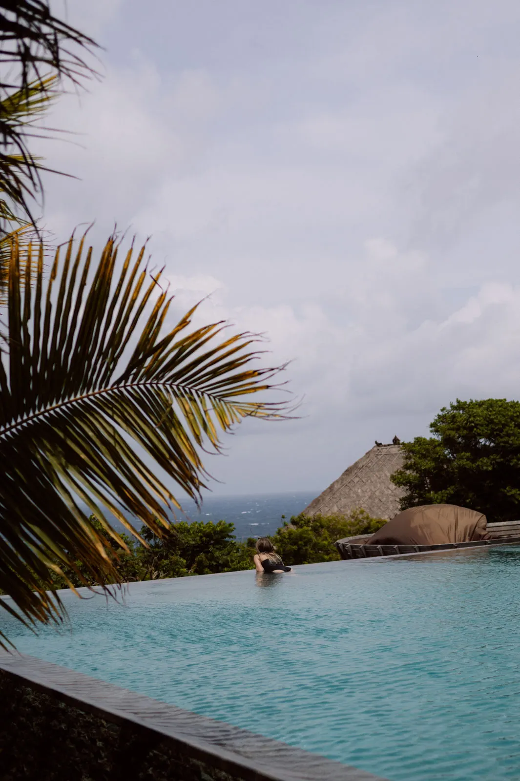 Blick über den Infinity-Pool aufs Meer, Uluwatu