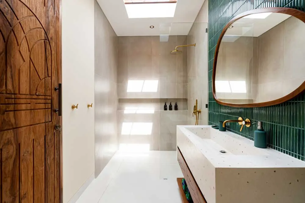 Badezimmer mit grünen Fliesen und Regendusche
