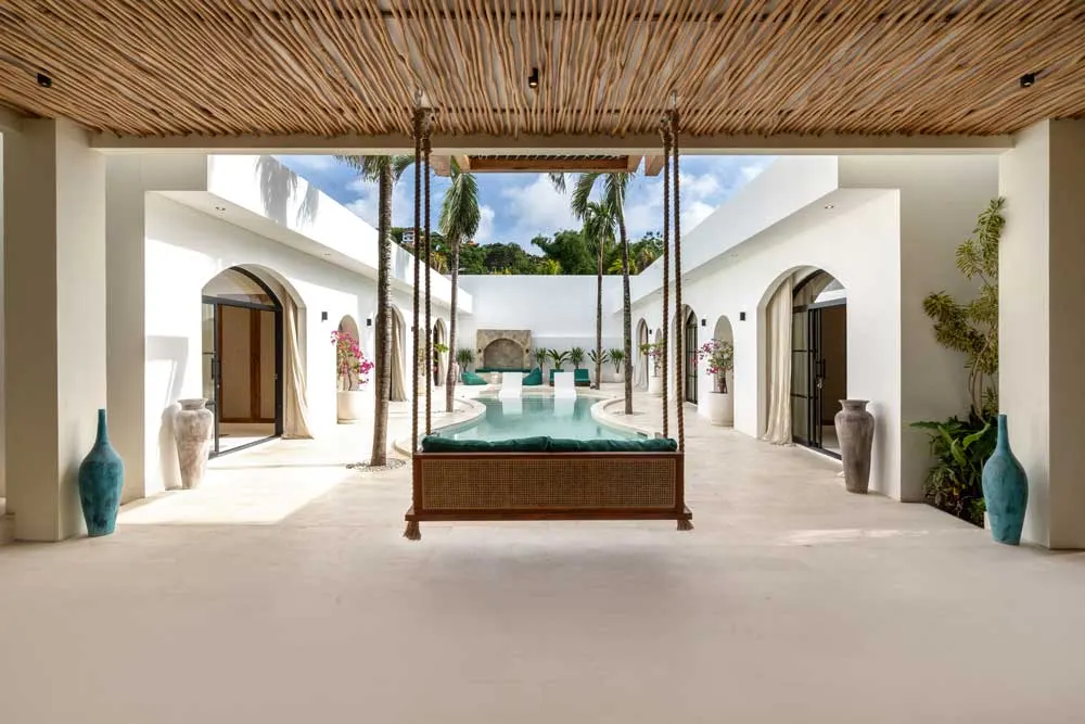 Innenhof mit Schaukelbett und Pool