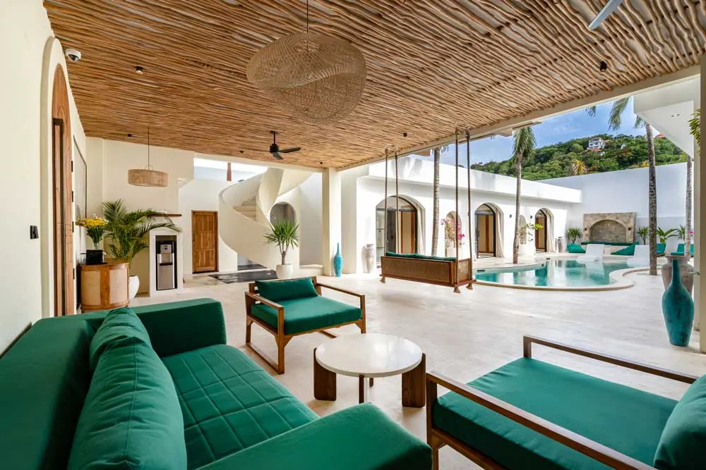 Offene Lounge mit Blick auf den Pool